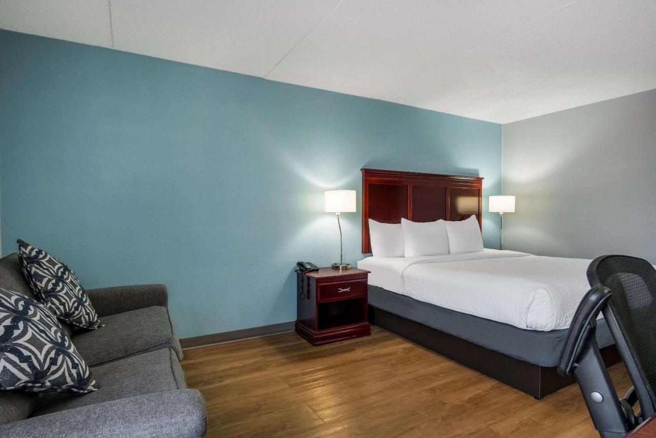 Hotel Clarion & Airport 3*